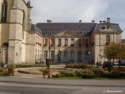 Le Palais abbatial accolé à l'église et la Place de Mesdame avec son jardin et sa glacière